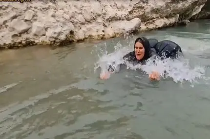 شیرجه زن بختیاری در آب برای شست‌وشوی گوسفندان