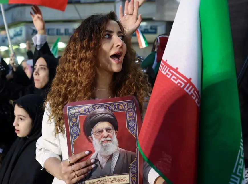 تصاویر؛ ژست‌های دختران جان‌فدای ایران با اسلحه