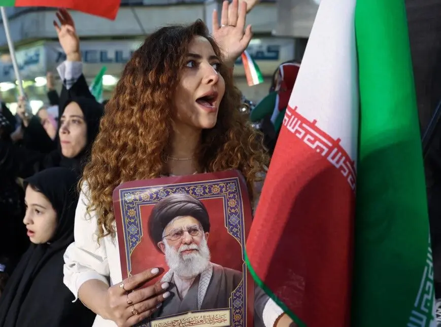 تصاویر؛ ژست‌های دختران جان‌فدای ایران با اسلحه