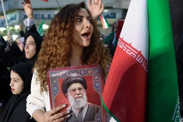 تصاویر؛ ژست‌های دختران جان‌فدای ایران با اسلحه