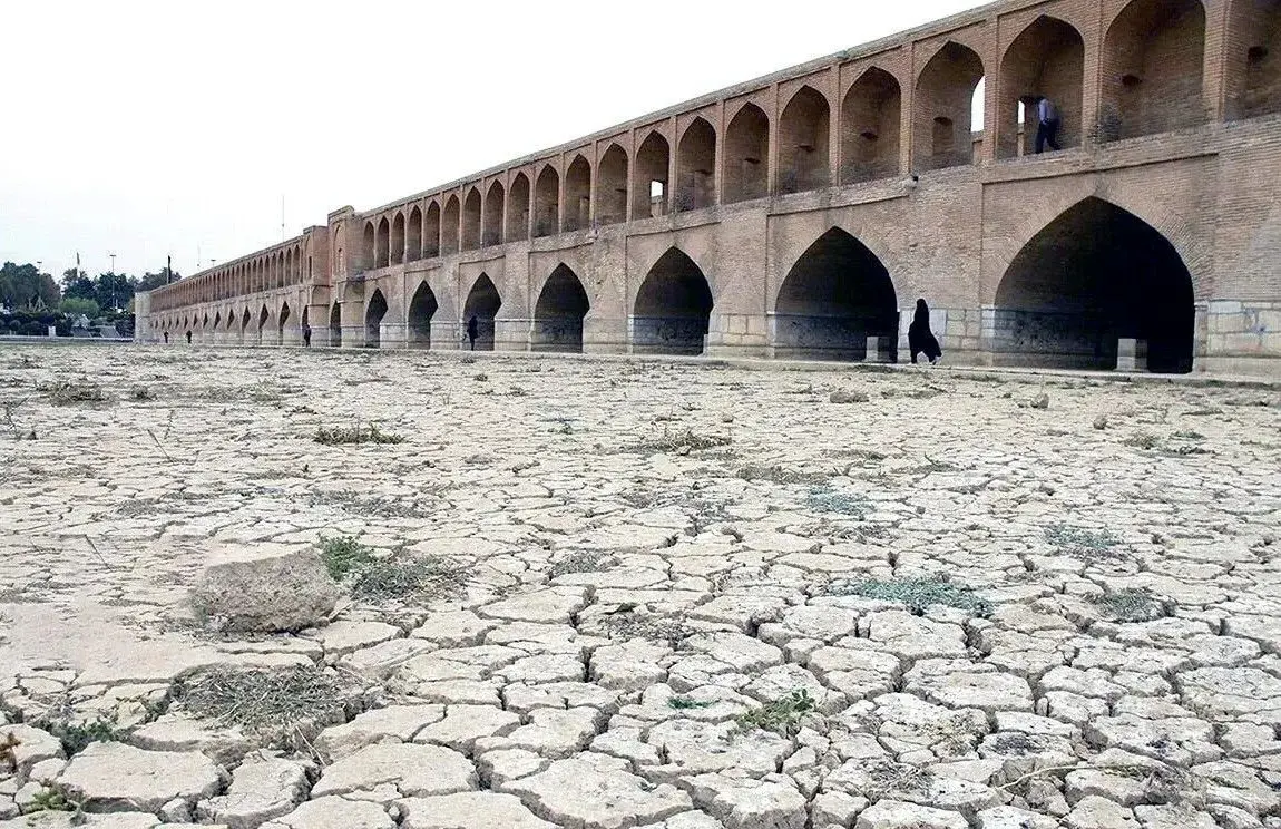 زاینده‌رود تبدیل به پیست اسب‌سواری شد