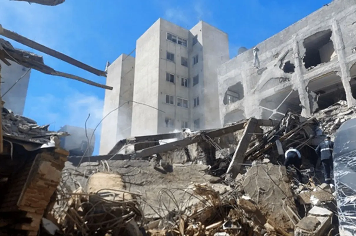 تصویر؛ رهبر کلیمیان بر ویرانه‌های کنیسه‌‎‌ای در مرکز تهران