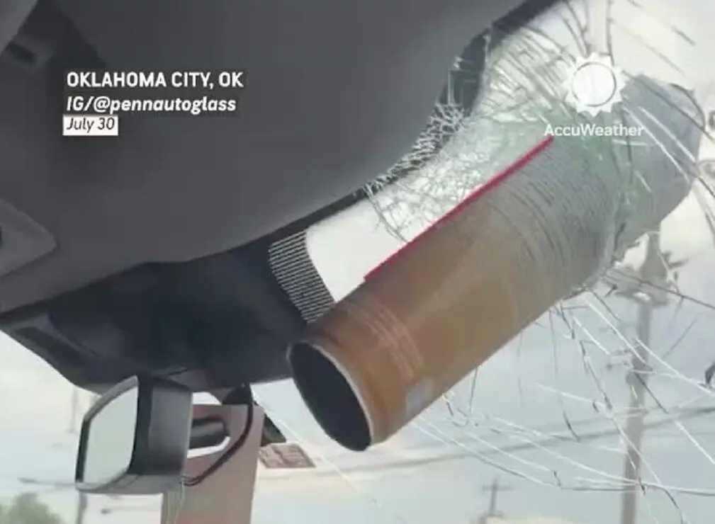 انفجار قوطی اسپری، شیشه جلوی خودرو را متلاشی کرد