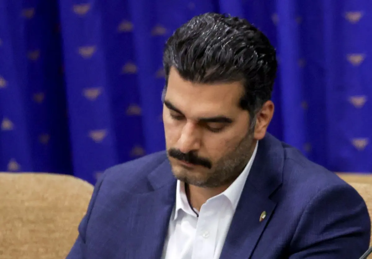 ادعای جنجالی خضریان درباره حقوق ۲۰۰ میلیونی یک عضو دولت/ احمدنیا: دروغی بیشرمانه است