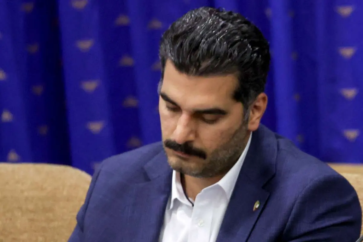ادعای جنجالی خضریان درباره حقوق ۲۰۰ میلیونی یک عضو دولت/ احمدنیا: دروغی بیشرمانه است