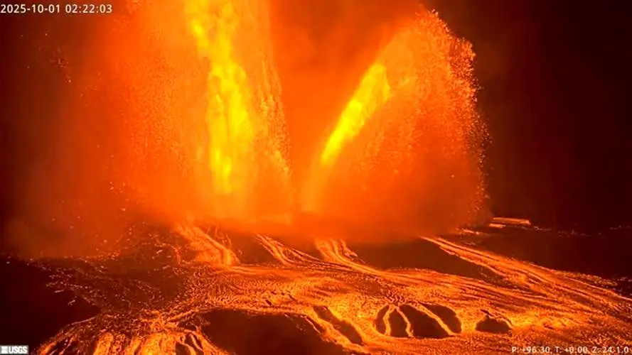 جریان گدازه در دهانه آتشفشان کیلاویا