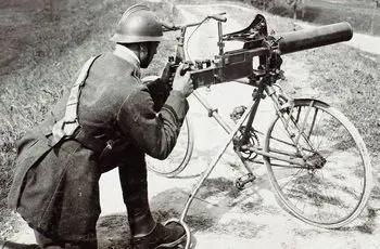 فناوری عجیب جنگ جهانی اول؛ تیربارهای متحرک بر روی دوچرخه!