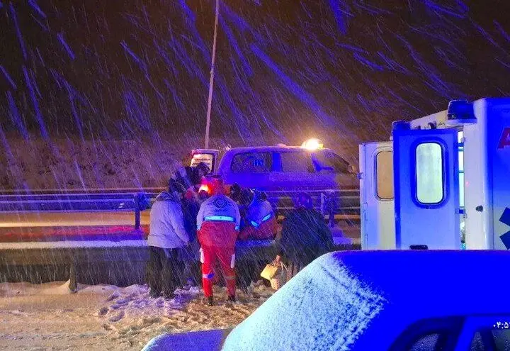 لحظات نفس‌گیر نجات مادر باردار گرفتار در برف و کولاک امین‌الله
