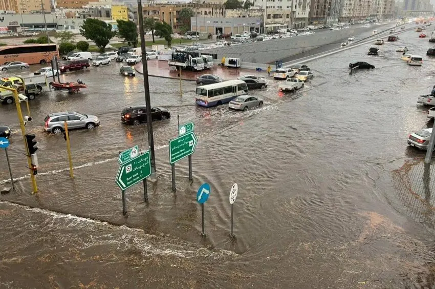 شاد و وجد از بارش باران شدید در عربستان