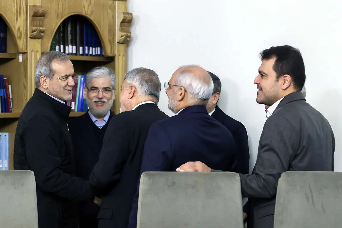 حمله حسین شریعتمداری به پزشکیان: مشاورانت نفوذی و جاسوس‌اند