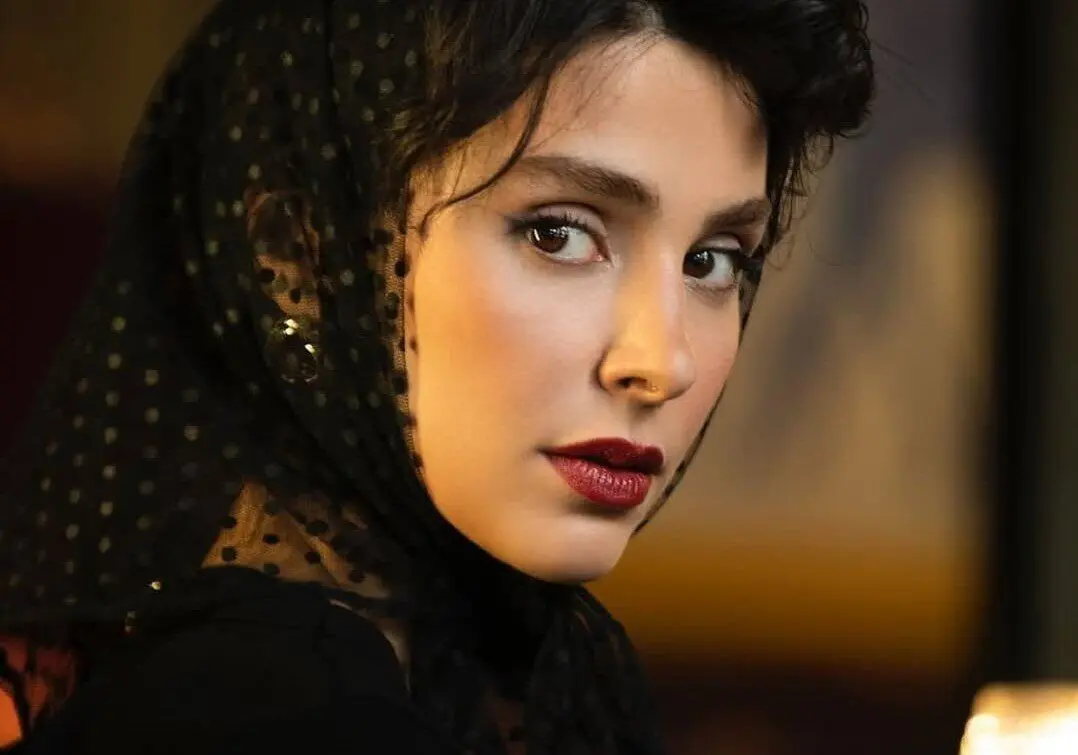 سلفی آسانسوری لاله مرزبان با یک استایل کژوال