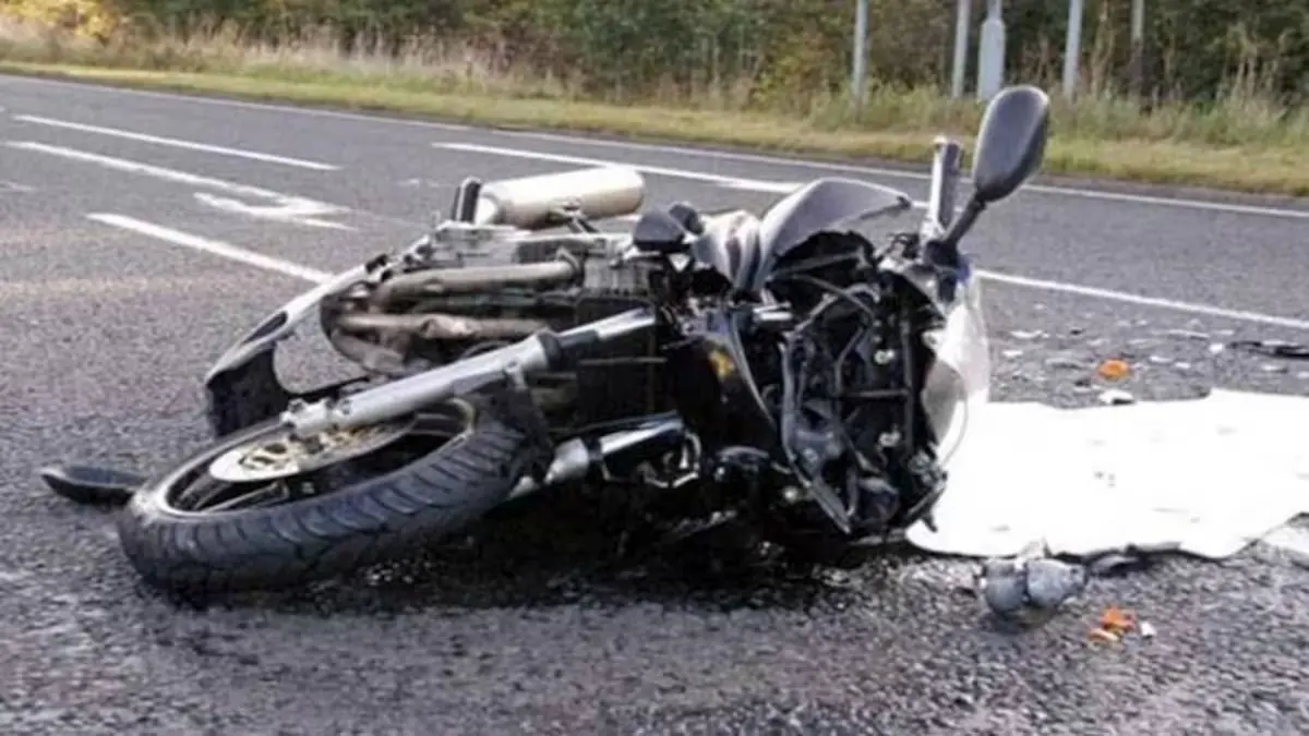 نجات معجزه‌آسای موتورسوار از زیر اتوبوس 