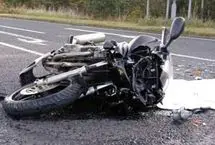 نجات معجزه‌آسای موتورسوار از زیر اتوبوس 