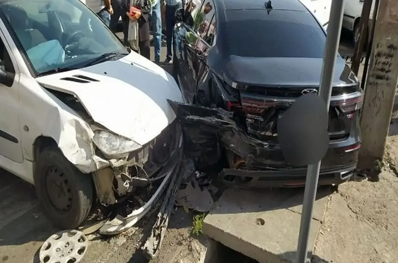 برخورد خاور با ۱۵ خودرو در بلوار سیمون بولیوار تهران