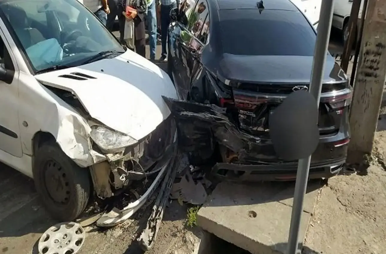 برخورد خاور با ۱۵ خودرو در بلوار سیمون بولیوار تهران