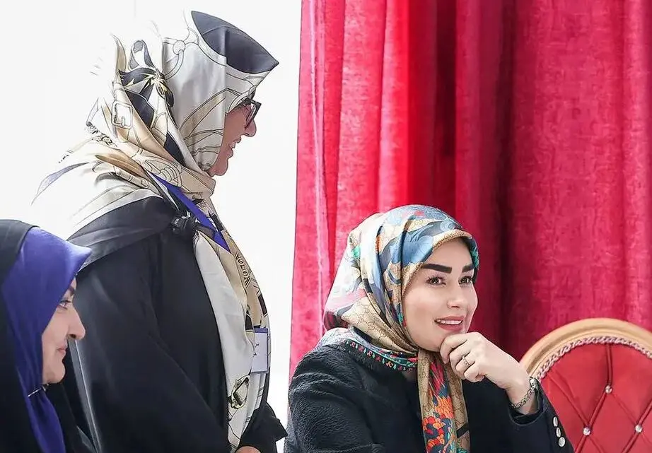چهره خندان همسر عباس  عراقچی در بازارچه 