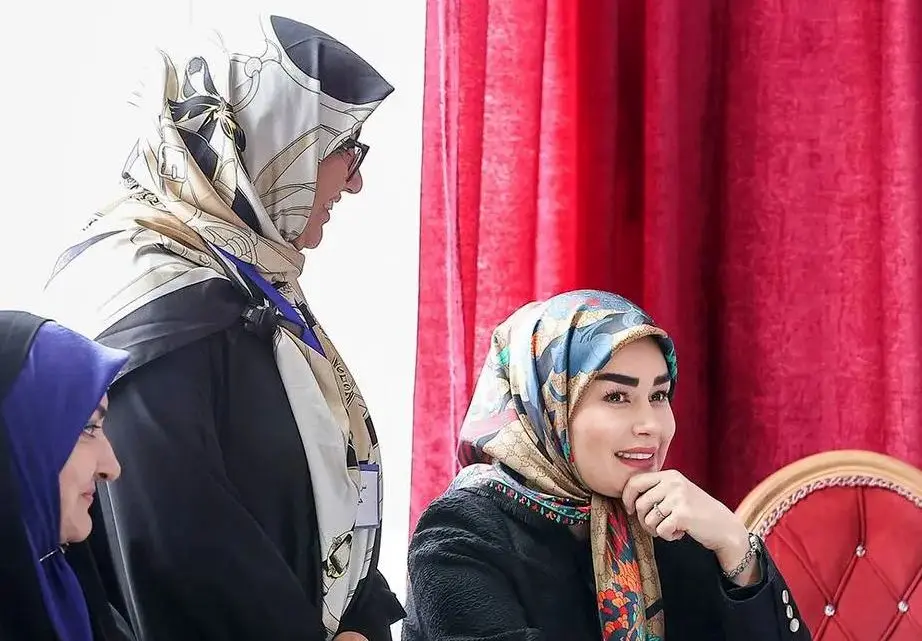 چهره خندان همسر عباس  عراقچی در بازارچه 