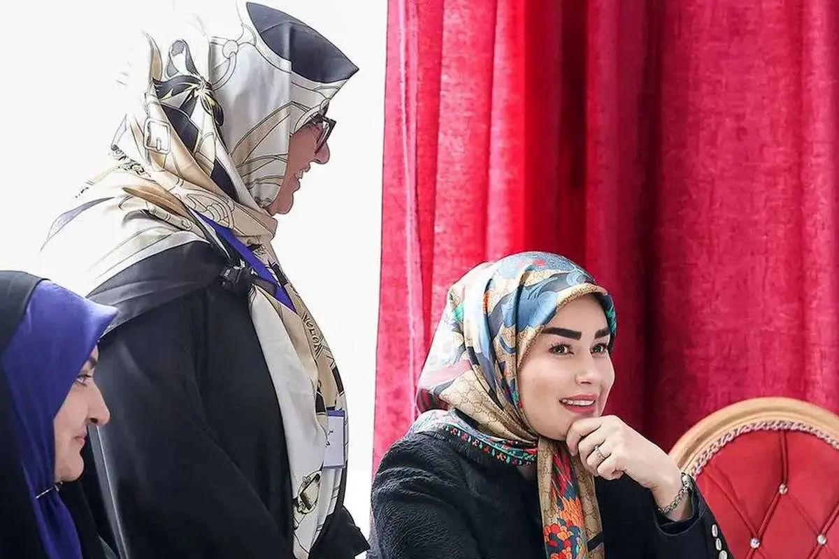 چهره خندان همسر عباس  عراقچی در بازارچه 