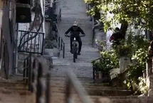 سقوط دوچرخه‌سوار هنگام پایین رفتن با پله‌برقی