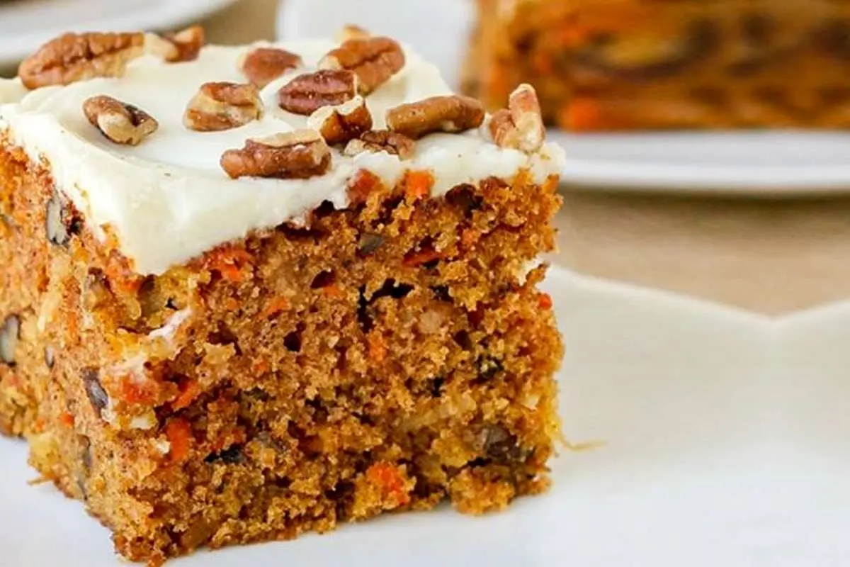 طرز تهیه کیک هویج و خرما با کرم دارچینی 