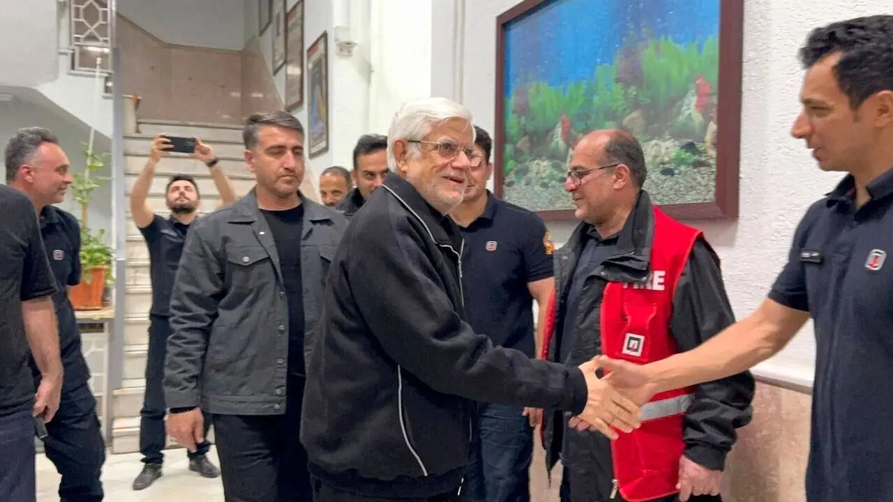 معاون اول پزشکیان در میان آتش‌نشانان تهران/ وقتی عارف در ایستگاه آتش‌نشانی بحث سیاسی کرد