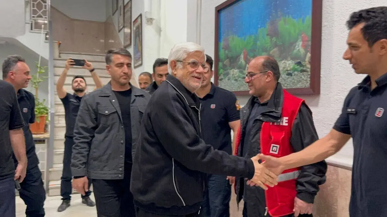 معاون اول پزشکیان در میان آتش‌نشانان تهران/ وقتی عارف در ایستگاه آتش‌نشانی بحث سیاسی کرد