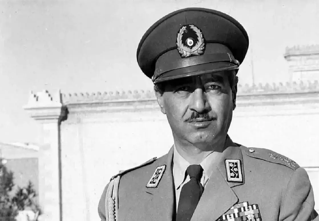 «تیمور بختیار» در حال بازدید از محل کشف چاپخانه حزب توده در تهران