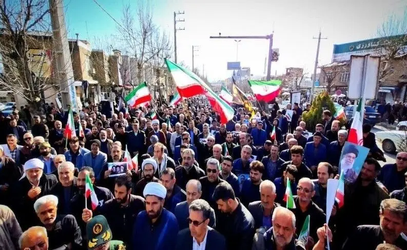 مراسم تشییع فرماندهان در میدان انقلاب