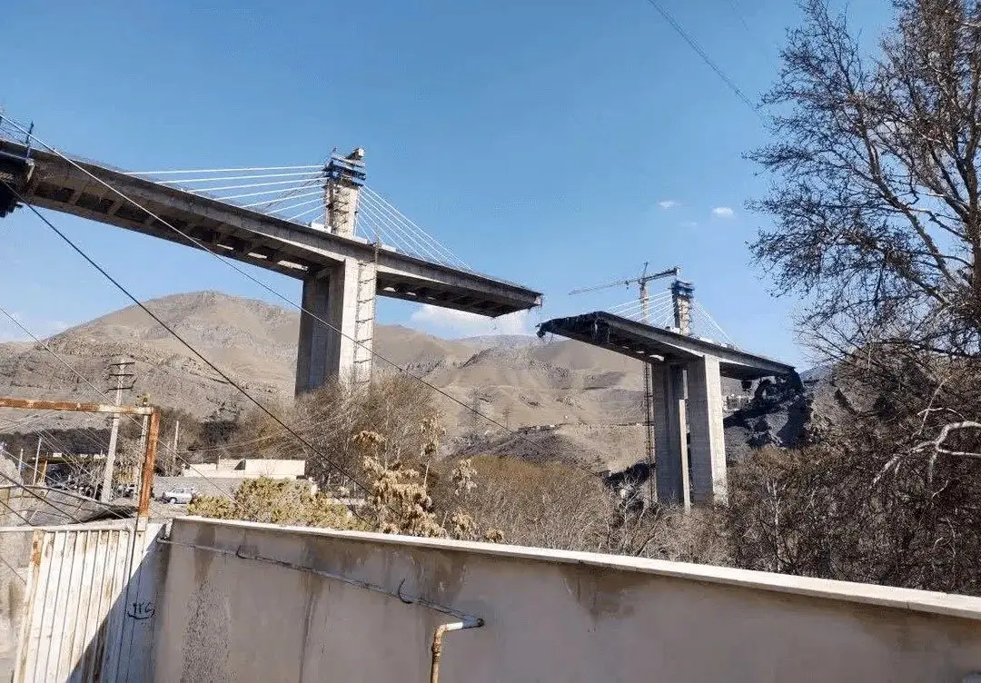 روایتی جانکاه از اصابت بمب‌های سنگرشکن ترامپ بر کمرگاه پل B1 کرج