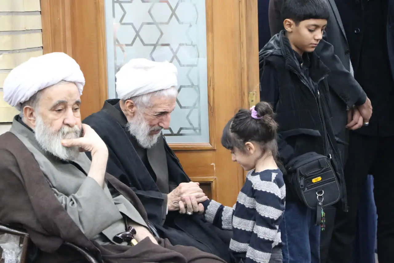 عکس؛ بوسیدن دست کاظم صدیقی