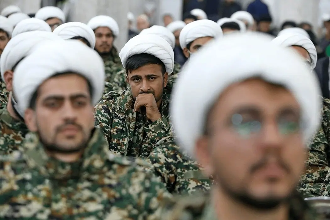 تصاویر؛ طلاب جوان قمی یونیفرم نظامی به تن کردند