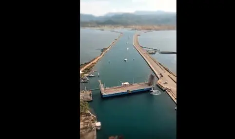 این جزیره به یک پل شناور وابسته است