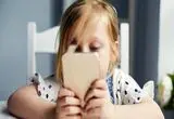 استفاده از گوشی قبل از ۱۳ سالگی سلامت روان نسل آینده را تهدید می‌کند