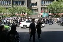 تجمع اعتراضی دانش‌آموزان مقابل وزارت آموزش و پرورش: در شرایط جنگی چگونه درس می‌خواندیم؟ 