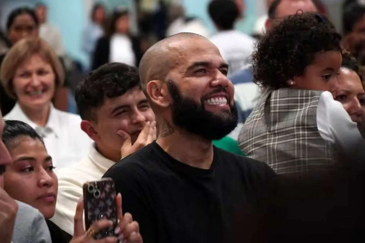 موعظه‌گری دنی آلوز در کلیسا