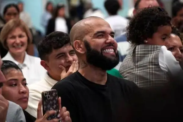 موعظه‌گری دنی آلوز در کلیسا