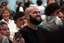 موعظه‌گری دنی آلوز در کلیسا