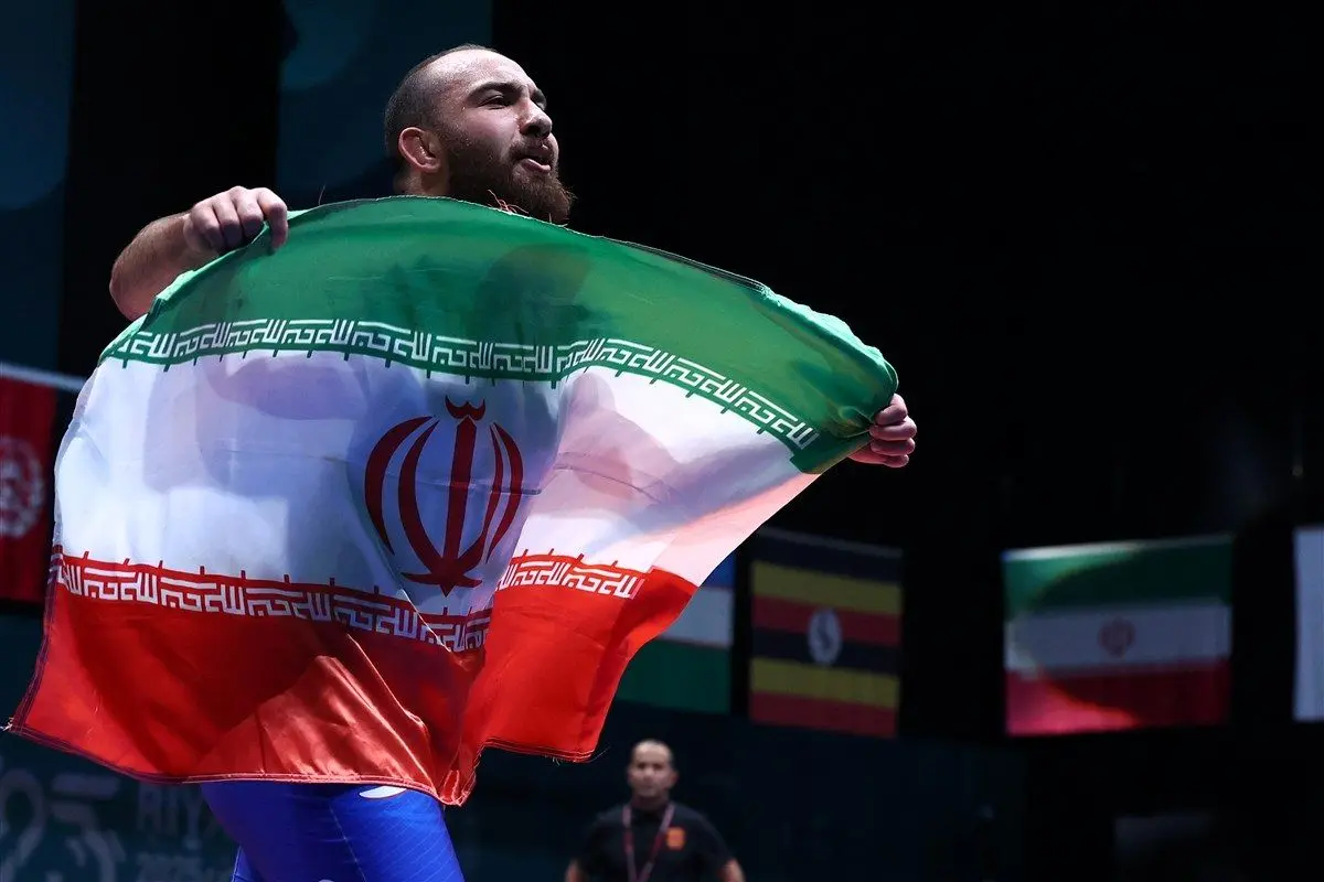 حضور کشتی‌گیران در قبرستان بقیع 