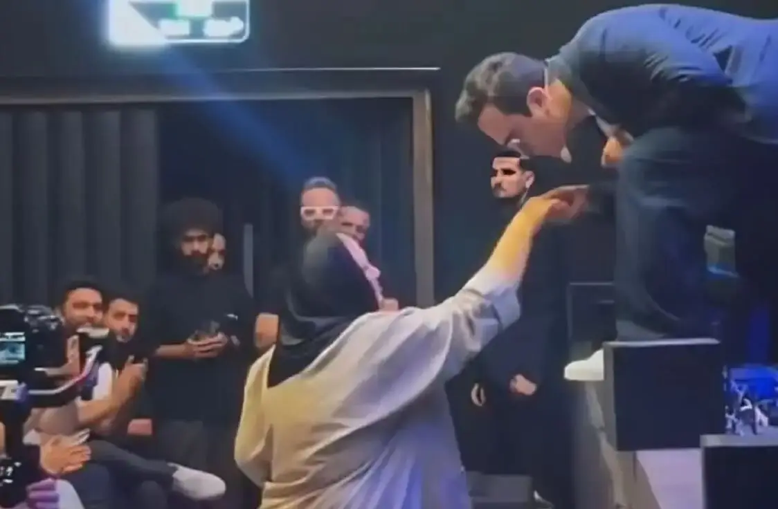  بوسه حامد آهنگی بر دستان مادرش در کنسرت