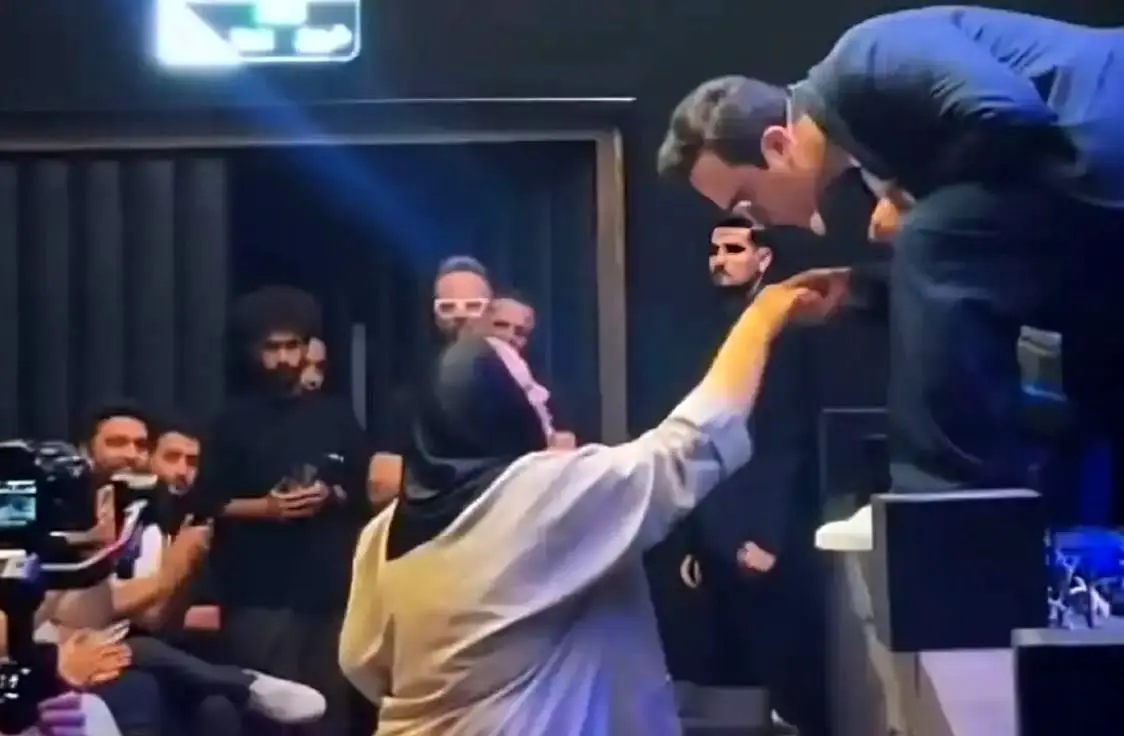  بوسه حامد آهنگی بر دستان مادرش در کنسرت