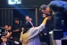  بوسه حامد آهنگی بر دستان مادرش در کنسرت