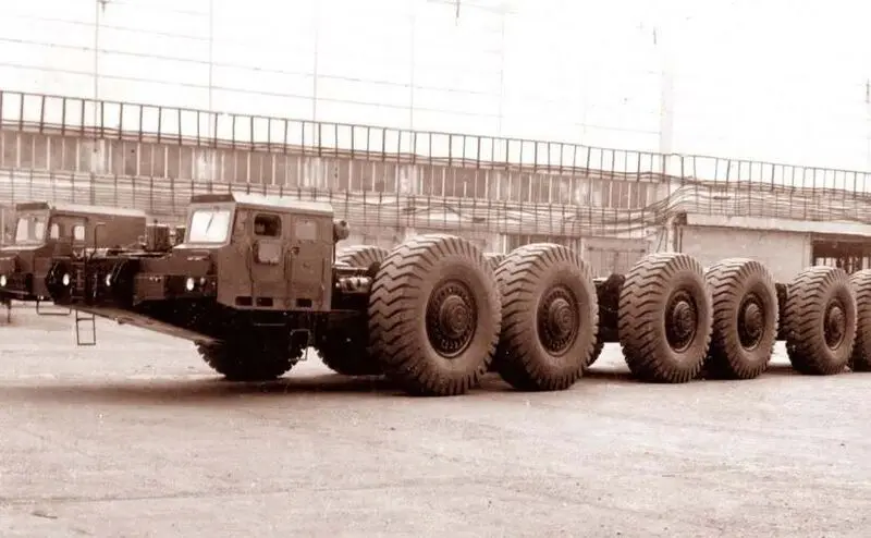 کامیون MAZ-7904