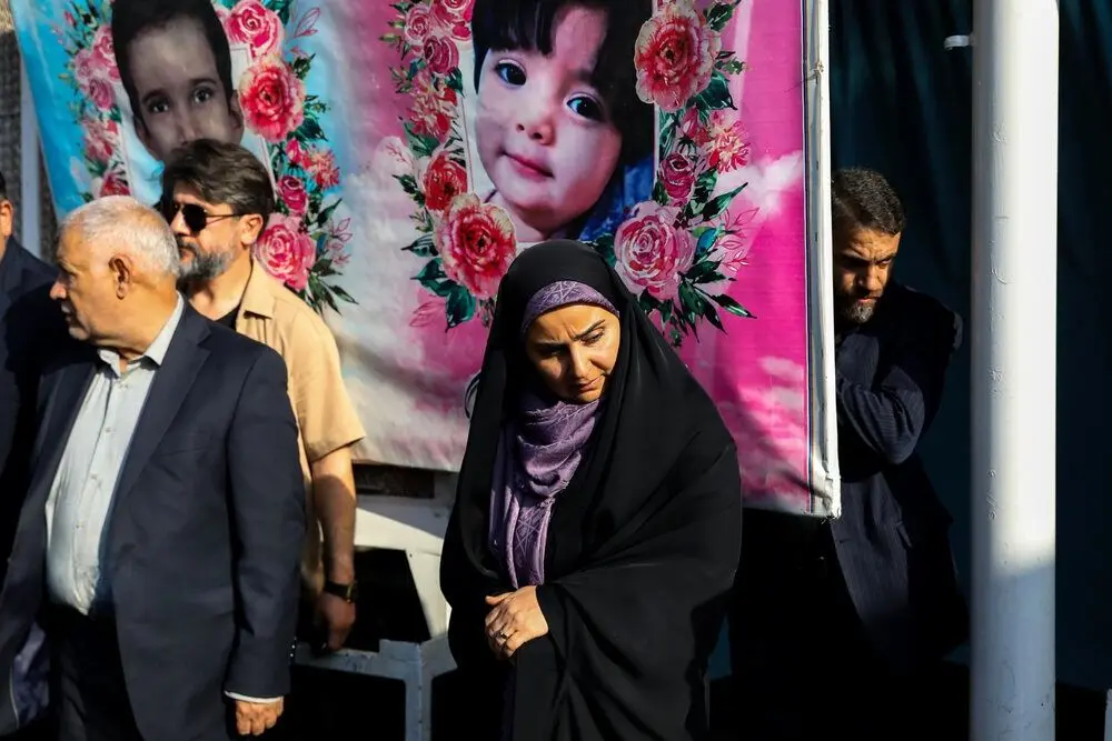 تصاویر؛ ادای احترام فرزانه صادق به سردار سلیمانی