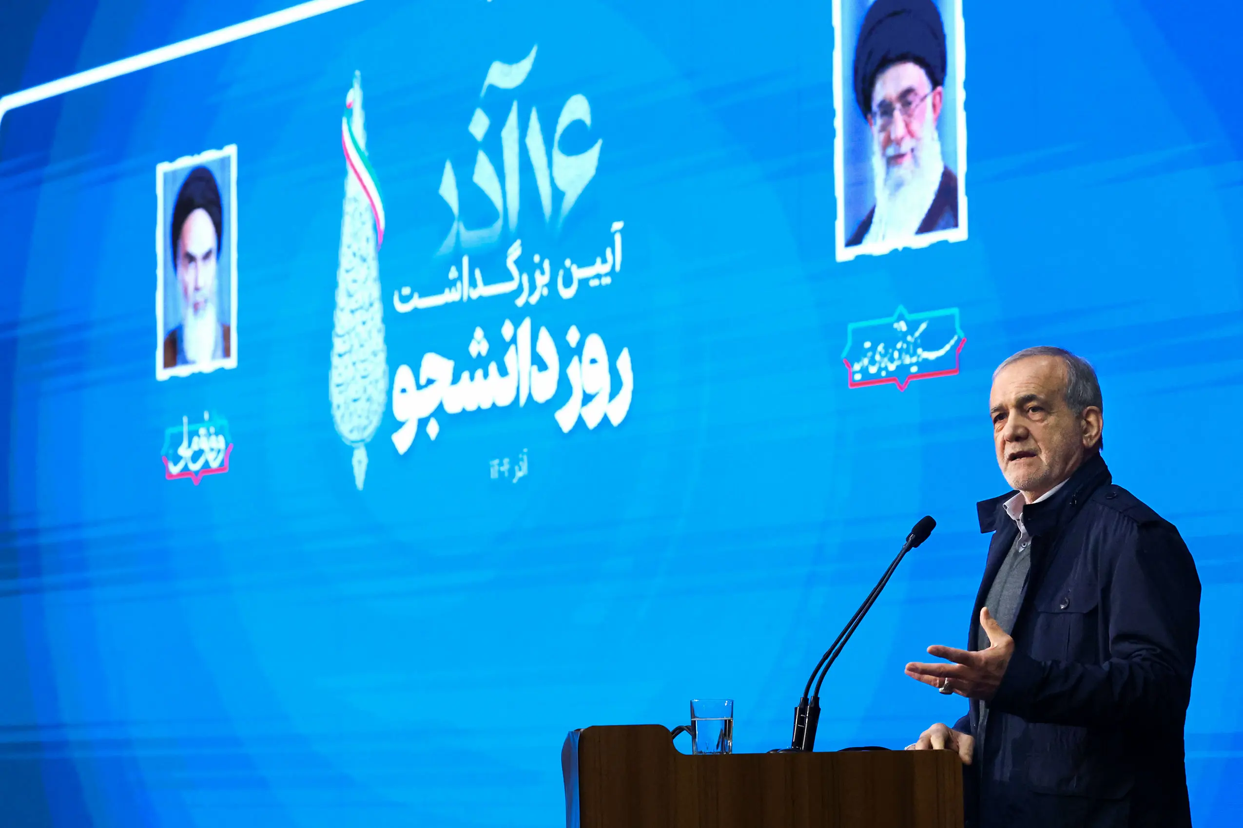 بگومگوی یک دانشجو با پزشکیان/ چهل و هفت سال در این مملکت رئیس بودید، توانستید مشکلی را حل کنید؟