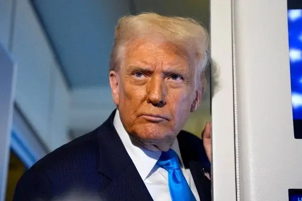 برخورد در توالت هواپیما به ترامپ