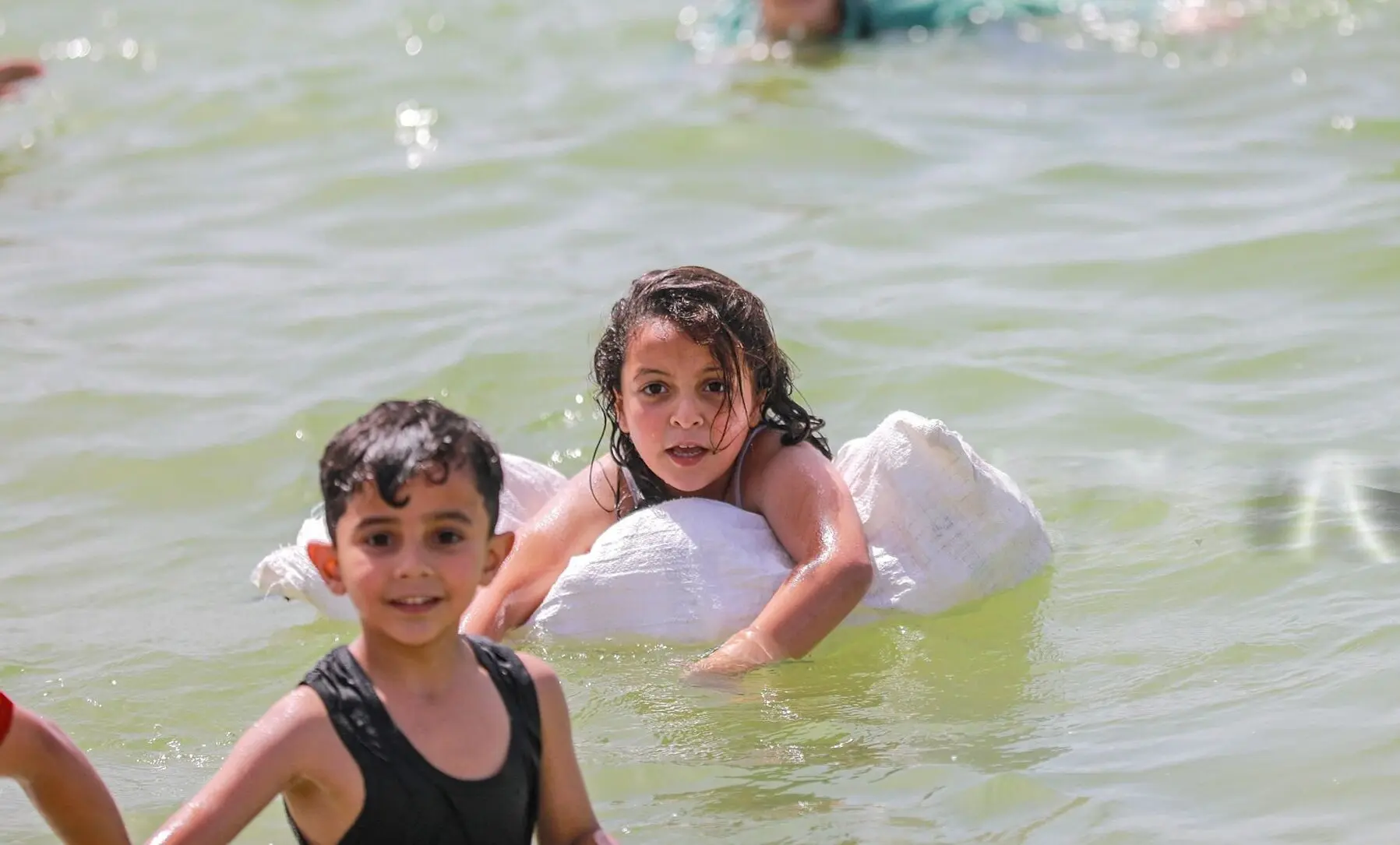 تصاویر؛ حال خوب کودکان غزه در دریا
