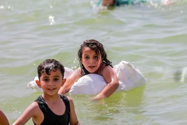 تصاویر؛ حال خوب کودکان غزه در دریا
