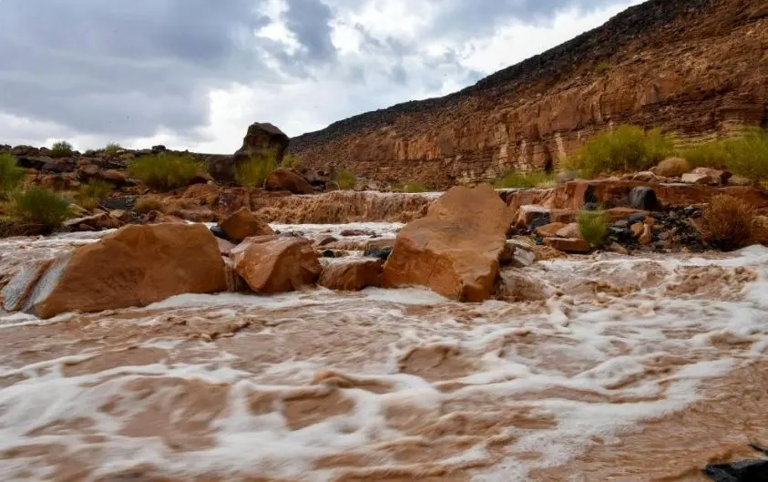 جاری شدن آبشار در کوه‌های احد
