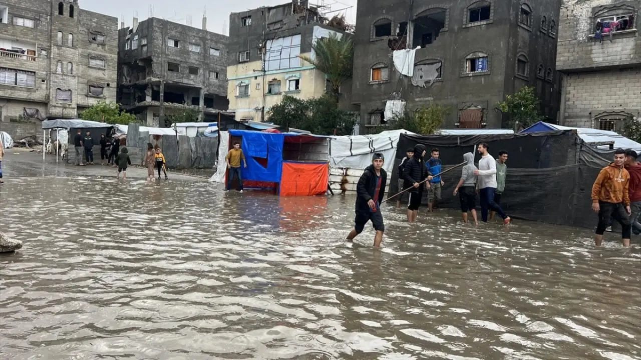 تصاویر؛ بارش شدید باران باعث آب‌گرفتگی چادرهای آوارگان در غزه شد
