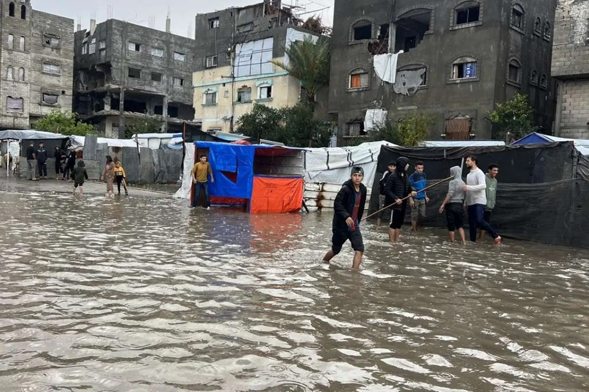 تصاویر؛ بارش شدید باران باعث آب‌گرفتگی چادرهای آوارگان در غزه شد
